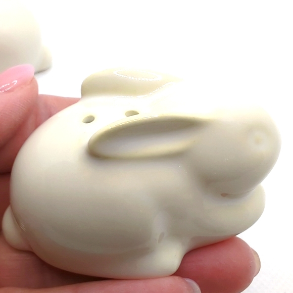 Bunny 🐇 Rabbit Salt/Pepper Shakers - Hallmark - Picture 8 of 10